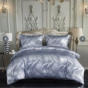 NWT Queen Size Silver Printed Satin Duvet Set + 2 Extra Shams